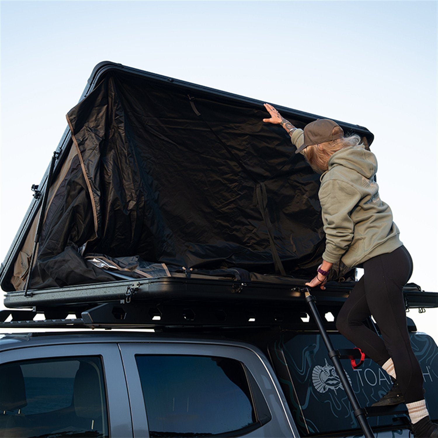 Wild Land Wild Land Desert Cruiser 130 Plus | Aluminium Hard Shell Family Roof Top Tent
