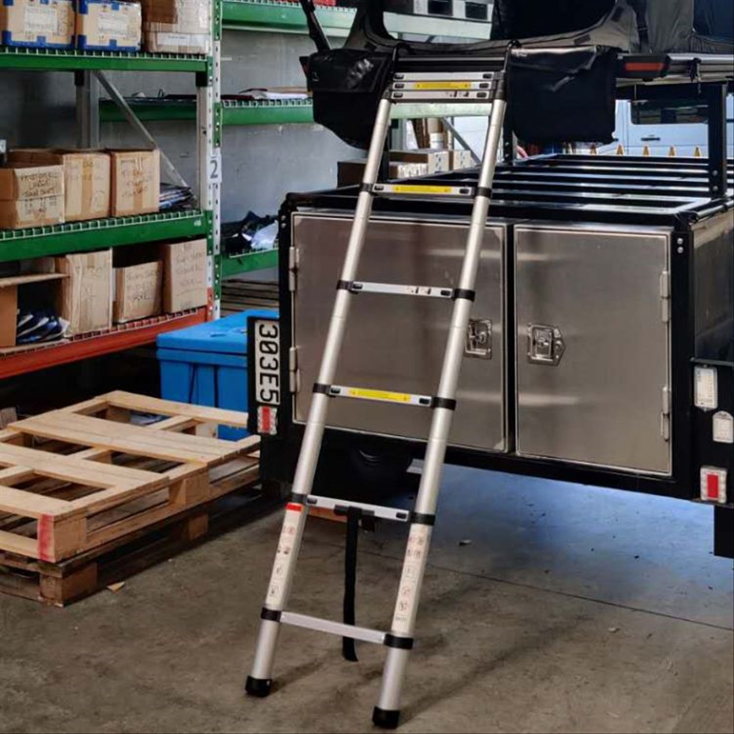 Wild Land 2.3m Telescopic Ladder for roof tents with top hooks